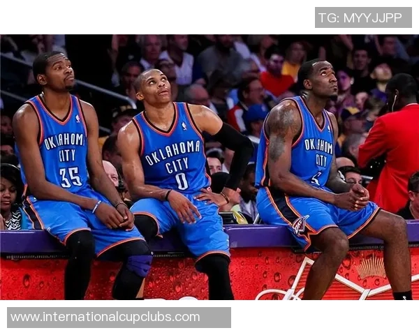 威少与哈登争夺MVP荣誉的背后故事与篮球生涯的精彩对比